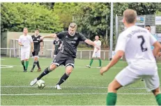  ?? RP-FOTO: STEPHAN KÖHLEN ?? Niklas Strunz (am Ball) erzielt für die Hildener das 1:0.