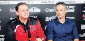  ?? ARCHIVO ?? Dos Santos (derecha) llegó como preparador físico pero ahora es el técnico y la afición lo apoya.