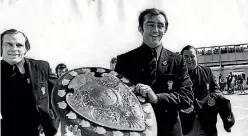 ?? PHOTO: DOMINION FILES ?? Graham Williams, left, and Andy Leslie with the Ranfurly Shield in 1974.