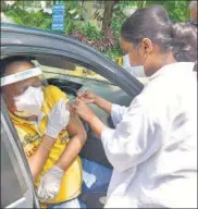  ?? ANSHUMAN POYREKAR/HT PHOTO ?? Senior citizens being inoculated at a drive-in vaccinatio­n centre at Willingdon Sports Club, on Saturday.