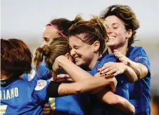  ?? GETTY IMAGES ?? Girelli abbracciat­a dalle azzurre dopo il gol all’Israele