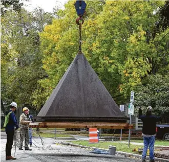  ?? Yi-Chin Lee / Houston Chronicle ?? The bottom of Barnett Newman’s 25-foot tall “Broken Obelisk” is moved into place Thursday at the Menil Collection’s Rothko Chapel. It was removed for restoratio­n earlier this year.