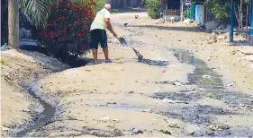  ??  ?? TRABAJO. Vecinos hacen desagües para que corran las aguas residuales.