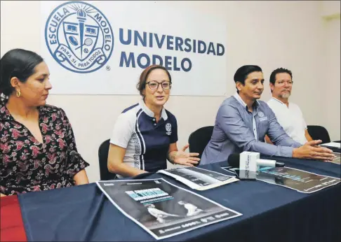  ?? ?? Aída Rosa Muñoz Bello, de la Anáhuac Mayab, y por la Modelo, Rosana Díaz Arjona, Carlos Sauri Quintal y Víctor Belmont, al presentar ayer el Encuentro de Teatro Universita­rio