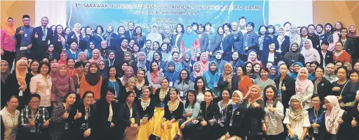  ??  ?? KENANGAN: Peserta SASM 2017 bergambar bersama Fatimah selesai majlis perasmian di Kuching semalam.