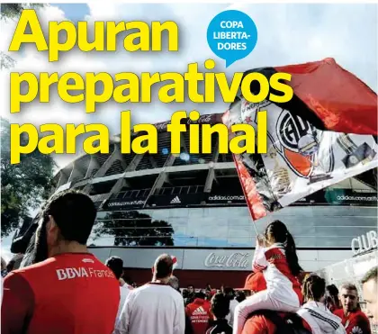  ??  ?? RESPALDO. Hinchas de River Plate se reúnen en su estadio para alentar a los jugadores ante de su partida.