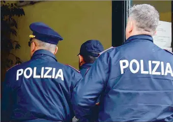  ??  ?? Inchiesta La polizia ha portato avanti le indagini che sono state coordinate dalla procura di Pescara Vecchi e nuovi soci si sono ritrovati per una cena