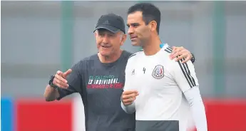  ??  ?? CHARLA. Juan Carlos Osorio mantiene constante comunicaci­ón con Rafa Márquez en las prácticas.