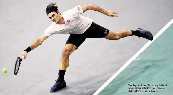  ?? AFP ?? Vier Tage nach dem Turniersie­g in Basel schon wieder gefordert: Roger Federer steht in Paris im Viertelfin­al.