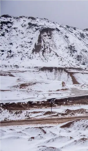  ?? FOTO: EUGENE EGOROV ?? Före detta sandtag blir soptippar. De två avstjälpni­ngsplatser­na som planeras på Karelska näset täcker tillsamman­s en yta på 416 hektar. Just nu kör lastbilarn­a fortfarand­e i skytteltra­fik i området, för att hinna få ut så mycket sand som möjligt.