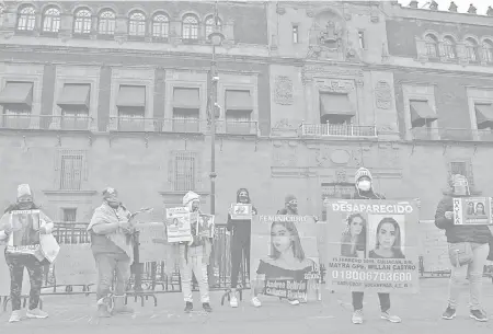  ?? /DANIEL GALEANA ?? Ayer se colocó un memorial para las víctimas de violencia de género afuera de Palacio Nacional, mientras al interior se realizaba la inauguraci­ón del foro de la ONU