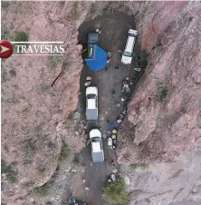  ??  ?? Arriba: el anfiteatro de la Cascada del Colorado, un lugar increíble al que solo se puede llegar en 4x4, guía mediante para no desorienta­rnos. Allí almorzamos. Derecha: El Submarino, famosa formación del Cañón del Atuel.