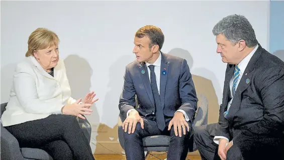  ??  ?? En París. La alemana Angela Merkel y el francés Emmanuel Macron durante los homenajes por el fin de la Primera Guerra Mundial.