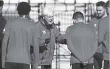  ?? STAFF PHOTO BY C.B. SCHMELTER ?? Chattanoog­a Red Wolves coach Tim Hankinson talks to his players last Friday during practice at Chattanoog­a Christian School.