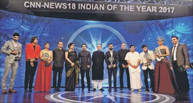  ?? PHOTOS: PRADEEP GAUR/MINT ?? ▪ Union finance minister Arun Jaitley (centre) with the winners of the CNNNews18 Indian of the Year 2017 awards