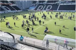  ??  ?? FOLKSOMT: Rundt 1000 store og små Odd-supportere tok turen til Skagerak Arena under Odds Åpen Dag lørdag.