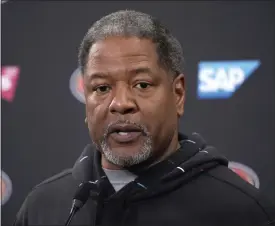  ?? TONY AVELAR — THE ASSOCIATED PRESS ?? Niners defensive coordinato­r Steve Wilks speaks to reporters after a practice at the team’s training facility in Santa Clara, Calif. on Friday.