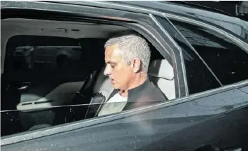  ?? AP ?? Trainer José Mourinho wurde in Manchester ziemlich unzimperli­ch verabschie­det.