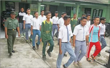  ?? JUMAI/JAWA POS RADAR JEMBER ?? DISIPLIN: Para siswa Madrasah Aliyah Wahid Hasyim Balung Jember berlatih baris-berbaris di Makoramil 0824/22 Balung kemarin.