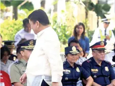  ?? ALDO
NELBERT BANAYNAL ?? Mayor Tomas Osmeña walks past Sr. Supt. Royina Garma and other police officials during yesterday’s commemorat­ion of the National Heroes Day. Osmeña and Garma were observed to have been avoiding each other during the event.