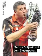  ??  ?? Mensur Suljovic mit dem Siegespoka­l.