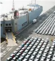  ?? Foto: dpa ?? Vom Hafen in Emden aus werden deutsche Autos verschifft.