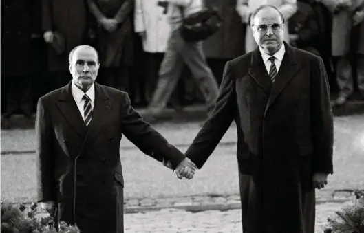  ?? (VERDUN, 22 SEPTEMBRE 1984/ MARCEL MOCHET/AFP) ?? Un symbole fort du couple franco-allemand: lors de l’hommage aux soldats morts durant la bataille de Verdun (1916), François Mitterrand et Helmut Kohl unis au moment de «La Marseillai­se».