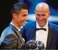  ??  ?? Ein Siegerläch­eln: Cristiano Ronaldo mit Trainer Zinedine Zidane AP