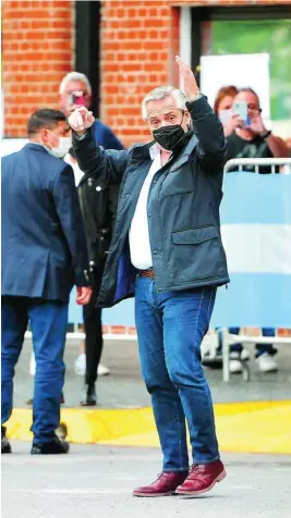  ?? EFE ?? El presidente argentino, Alberto Fernández, acudió ayer a votar