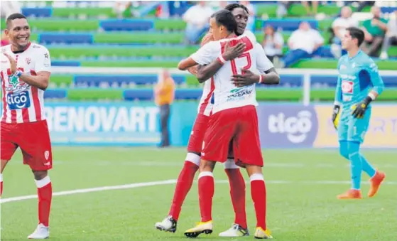  ?? MELISSA FERNÁNDEZ ?? Ronaldo Dinolis (izq.) festeja junto con Steven Williams, anotador del tercer gol santista y Osvaldo Rodríguez (17).