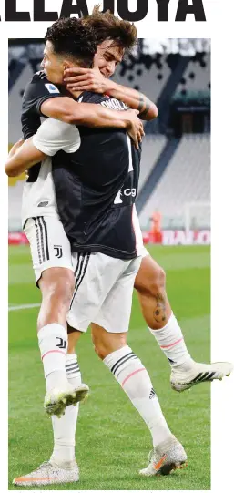  ?? GETTY IMAGES ?? Paulo Dybala, 27 anni, in braccio a Cristiano Ronaldo, 35