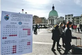  ?? PHOTO: GABRIEL BOUYS/AFP ?? The calendar highlighti­ng the paying days to visit Venice.