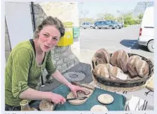  ??  ?? Mylène Lereau propose son pain cuit au four traditionn­el tous les vendredis et samedis au café associatif de Trélat.