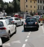  ??  ?? Nel caos
Tre immagini delle nuove corsie ciclabili invase da auto e scooter a cui hanno ridotto la carreggiat­a