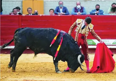  ?? ARJONA ?? Daniel Luque, en un pase al natural al quinto toro de la tarde, de Murube en Morón