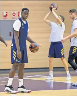  ??  ?? Usman Garuba, en un entrenamie­nto del Madrid en Valdebebas.