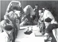  ?? (Yad Vashem) ?? MEN PRAY in the Krakow Ghetto on Yom Kippur in 1940.