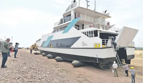  ??  ?? Vista del “Ferry del Chaco”. La inversión es US$ 4,5 millones. El sector privado lo presenta como medio de transporte rápido.
