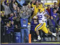  ?? MATTHEW HINTON — THE ASSOCIATED PRESS ?? LSU running back Clyde Edwards-Helaire runs for a touchdown against Arkansas in Baton Rouge, La., on Saturday.