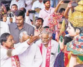  ?? KUNAL PATIL/HT PHOTO ?? ▪ TRS leader Kalvakuntl­a Chandrasek­har Rao showers flower petals on a statue of Telangana Thalli (mother goddess of Telangana), after the party’s victory on Tuesday