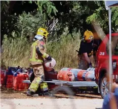  ?? EPA ?? Ein Feuerwehrm­ann sammelt Gasflasche­n in Alcanar, Spanien, ein.