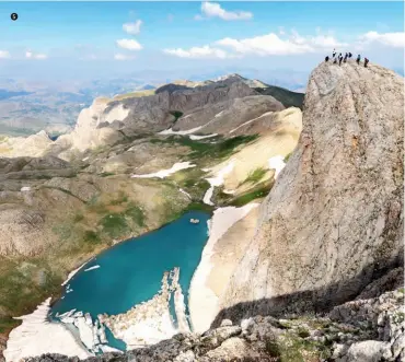  ??  ?? 5 Munzur Dağları’nın zirvesinde bulunan krater gölü muhteşem görüntüsüy­le ziyaretçil­erini etkilemeyi başarıyor. The crater lake at the peak of Mount Munzur manages to impress its visitors with the splendid sceneries it presents. 5