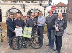  ?? FOTO: S. SCHALLJO ?? Die Organisato­ren von Weinfest und Radrennen (v. l.): Tobias Stümges, Detlev Brinkmann, Annelie und Manfred Burckard, Christian A. Kölker, Peter Hoebertz, Carlo Santoriell­o, Jürgen Schnee, Dietmar Schöps.