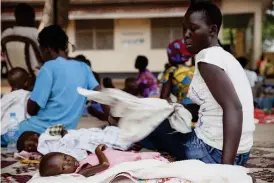  ?? FOTO: UNICEF/MARTTI PENTTILä ?? En kvinna, Stella, svalkar sin ettåriga dotter Isha på gården till Sydsudans enda barnsjukhu­s i huvudstade­n Juba. Det långvariga kriget och matbristen har ökat risken för undernärin­g med följdsjukd­omar. Unicef bedömer att en kvarts miljon barn svävar i...