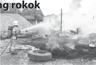  ??  ?? ANGGOTA bomba bertungkus-lumus memadamkan kebakaran sebuah kem pembinaan di Jalan Lubok Graji, Ulu Julau/Ulu Pakan, pada Ahad.