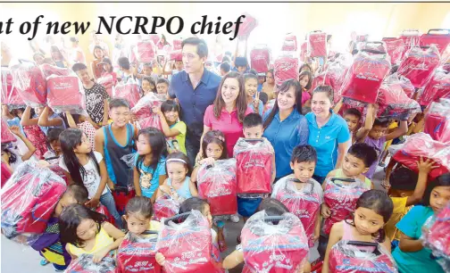  ?? BOY SANTOS ?? Quezon City Vice Mayor Joy Belmonte and Councilor Gian Sotto distribute bags and school supplies to students in Barangay Batasan Hills ahead of the opening of classes tomorrow.