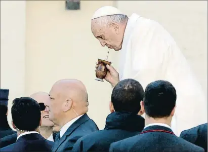  ?? ANDREW MEDICHINI / AP ?? El papa Francesc, bevent mate al final de l’audiència general d’ahir a la plaça de Sant Pere