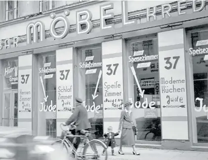  ?? AFP ?? Pintada. Carteles antisemita­s en el frente de un comercio de propiedad judía, en junio de 1938 en Berlín.