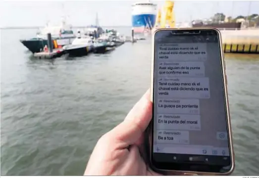  ?? JOSUÉ CORREA ?? Pantallazo de uno de los chats, con las patrullera­s de la Guardia Civil y Vigilancia Aduanera en el Muelle de Levante de Huelva, ayer.