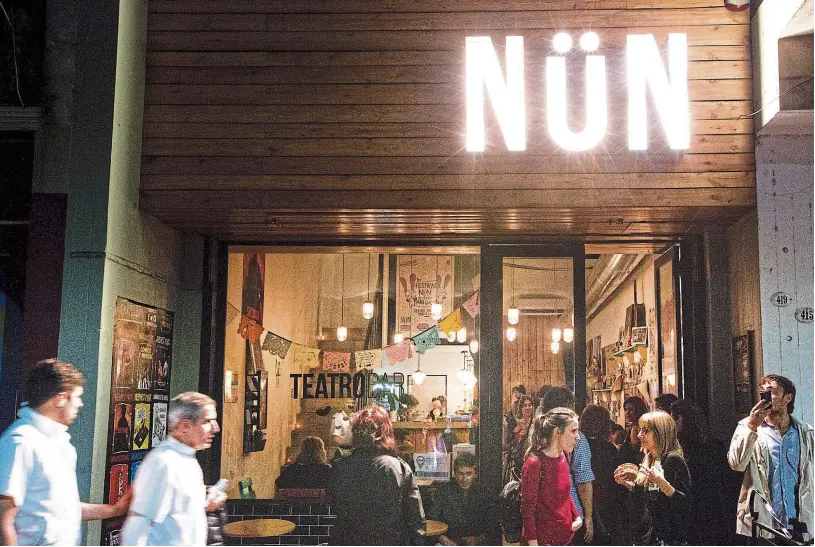  ??  ?? nün, en Velasco 419, combina las artes escénicas con un bar para tomar algo ignacio sánchez